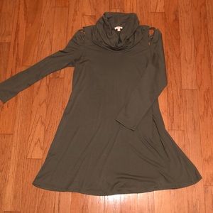 Long turtle neck with shoulders out